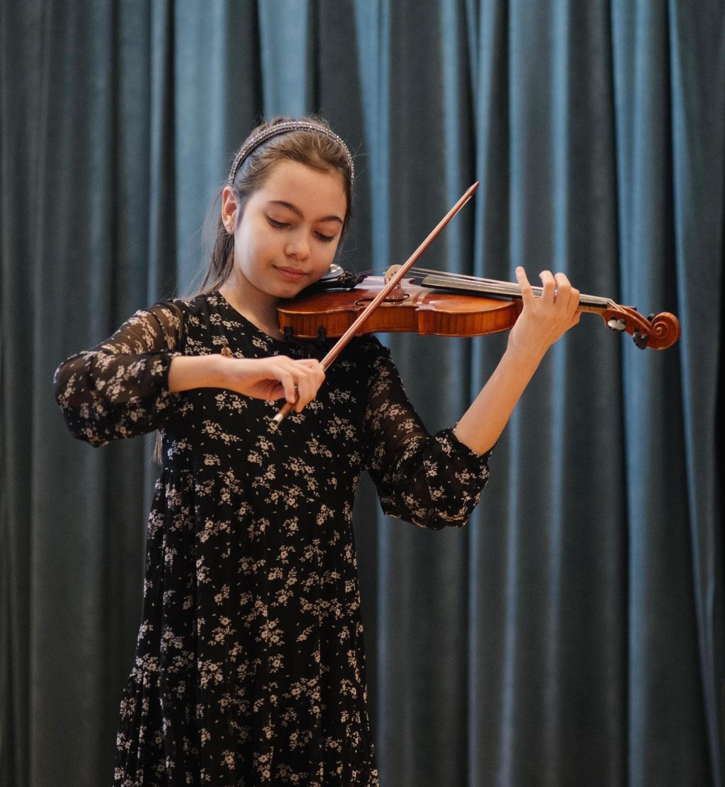 Lara Tamcan violin performance — photo 3
